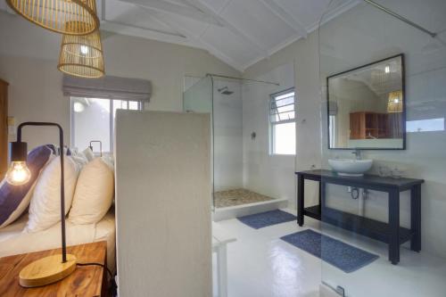 a bathroom with a sink and a mirror at Kangela 10 in Ponta Malongane