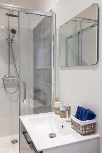 une salle de bain blanche avec un lavabo et une douche dans l'établissement Lovely apartment with terrace Nice centre, à Nice