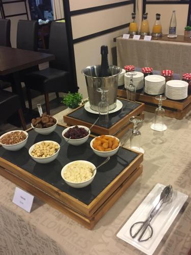 Un buffet con tazones de comida en una mesa. en Best Western Plus Les Terrasses de Bréhat, en Ploubazlanec