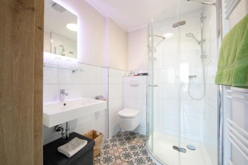 een badkamer met een douche, een toilet en een wastafel bij Wagners Landhaus in Mehren