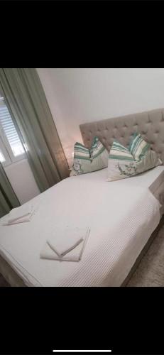 - un grand lit blanc avec 2 oreillers dans l'établissement Smart Bijela, à Bijela