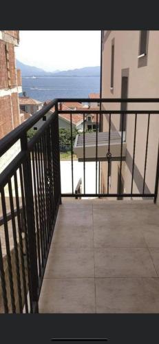 - un balcon d'un bâtiment avec un oiseau assis dans l'établissement Smart Bijela, à Bijela