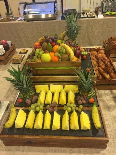 Una exhibición de frutas y verduras en una mesa. en Best Western Plus Les Terrasses de Bréhat, en Ploubazlanec