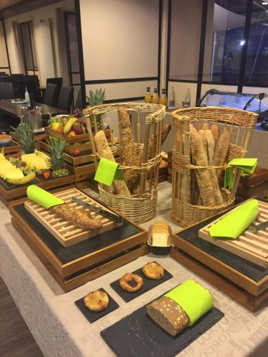 Una mesa con un montón de comida encima en Best Western Plus Les Terrasses de Bréhat, en Ploubazlanec