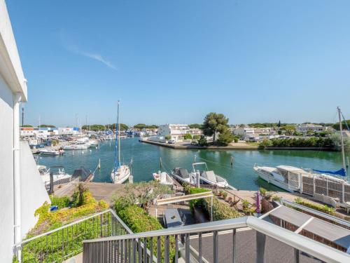 une vue d'une marina avec des bateaux dans l'eau dans l'établissement Studio Port Nautile-5 by Interhome, au Grau-du-Roi