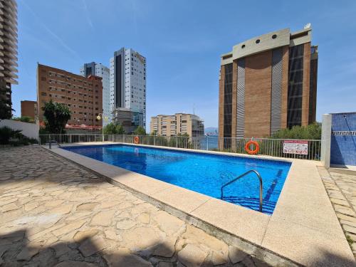 basen na dachu budynku z wysokimi budynkami w obiekcie Agua Mundo studio w mieście Benidorm