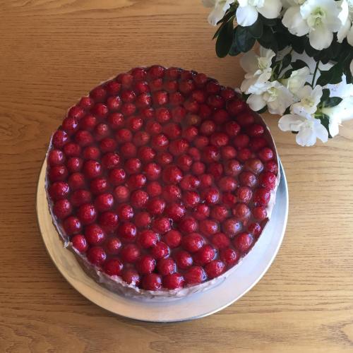 a large redberry pie on a plate on a table at Pension Lahn in Rablà