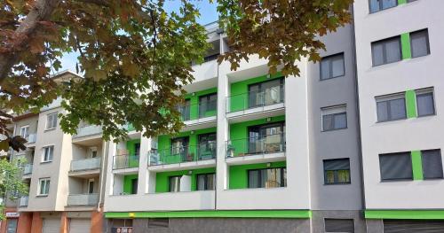 um edifício de apartamentos com janelas verdes em Arsenal House Budapest 1041 em Budapeste