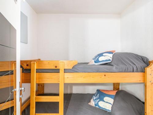 une chambre avec deux lits superposés dans une pièce dans l'établissement Studio La Frégate-12 by Interhome, au Grau-du-Roi
