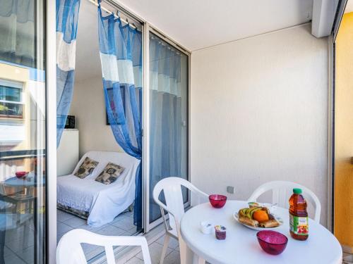 une pièce avec une table, des chaises et un lit dans l'établissement Studio Voiles d'Or-Gênois-4 by Interhome, au Grau-du-Roi