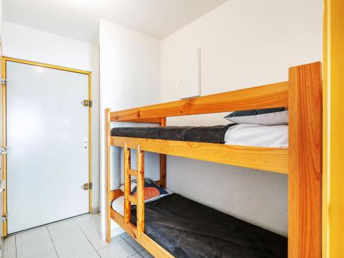 - une chambre avec 2 lits superposés et une porte dans l'établissement Studio Voiles d'Or-Gênois-4 by Interhome, au Grau-du-Roi