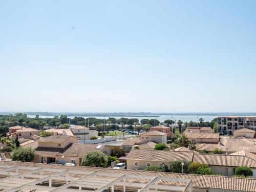 Vue aride d'une ville avec ses bâtiments et l'océan dans l'établissement Apartment 3 Mats by Interhome, à Canet