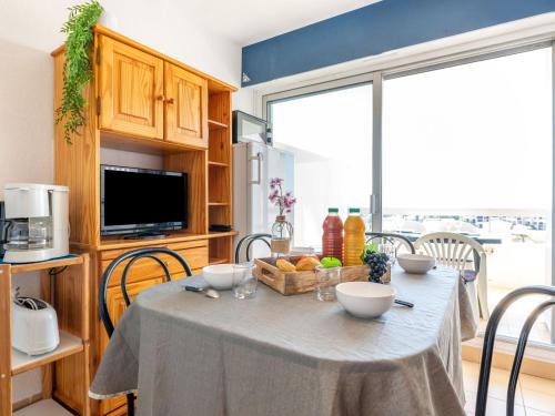 une cuisine avec une table recouverte d'une nappe dans l'établissement Apartment 3 Mats by Interhome, à Canet