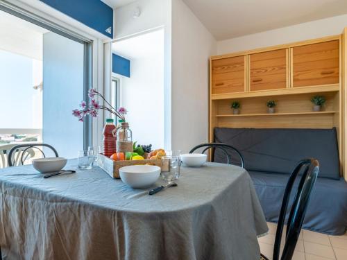 - une table avec des bols de fruits dans une pièce dans l'établissement Apartment 3 Mats by Interhome, à Canet