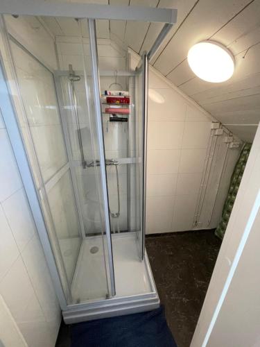 Et badeværelse på Åndalsnes Budget Stay - 1 Room in Shared Loft