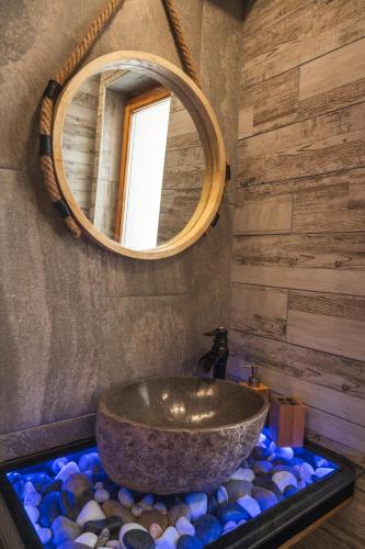 a bathroom with a large bowl sink and a mirror at House Proctor in Stoykite