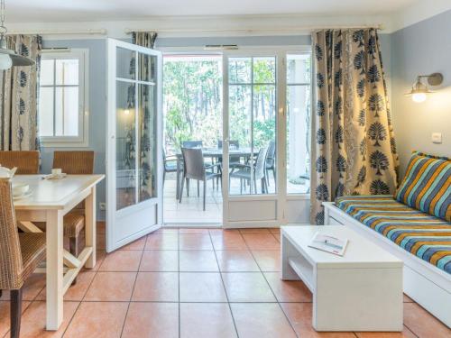 un salon avec un canapé et une table dans l'établissement Apartment Domaine Golf Resort by Interhome, à Lacanau-Océan