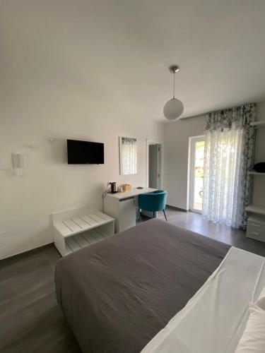 a bedroom with a bed and a desk with a computer at Casa Lombardi in Santa Maria di Castellabate