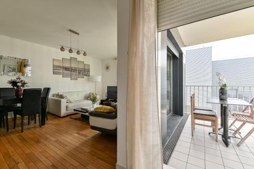 - un salon et une salle à manger avec un canapé et une table dans l'établissement Appartement Glamour, à Paris