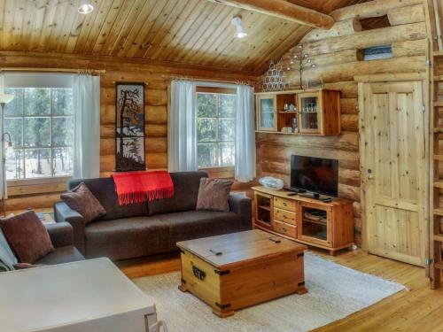 ein Wohnzimmer mit Sofa und Fernseher in der Unterkunft Holiday Home Vuosselin kuukkeli by Interhome in Virkkula