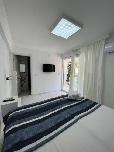 A bed or beds in a room at White Suite Rooms