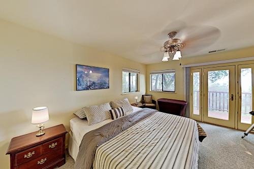 Un pat sau paturi într-o cameră la Highland Oasis