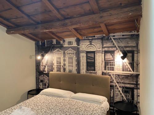 um quarto com um mural de parede de um edifício em The Place - amazing loft in the heart of Rome em Roma