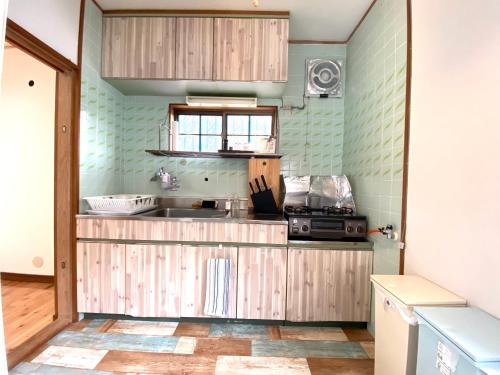 A cozinha ou cozinha compacta de 「西の横綱」俵山温泉で極上の湯治STAY。物語が始まる場所 -MUKU-