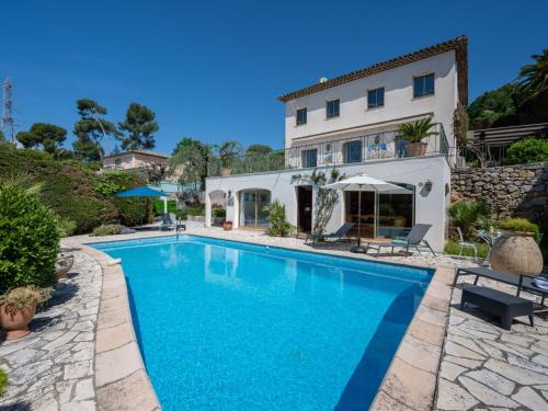 une piscine devant une villa dans l'établissement Villa Belvedere by Interhome, à Mougins