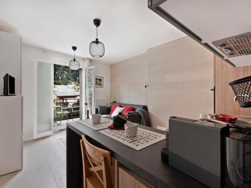 une cuisine avec un comptoir et un salon dans l'établissement Studio Le Paccard-1 by Interhome, à Chamonix-Mont-Blanc