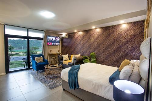 une chambre d'hôtel avec un lit et un salon dans l'établissement Stay at The Point - Superb Studio Serenity, à Durban