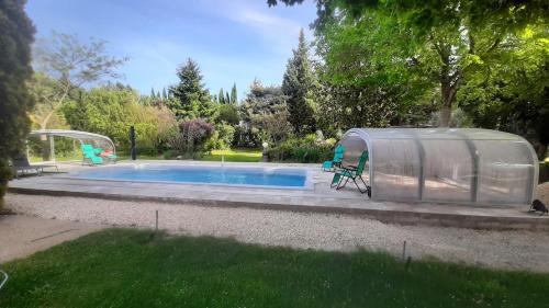 Bazén v ubytování Reflet De PROVENCE nebo v jeho okolí