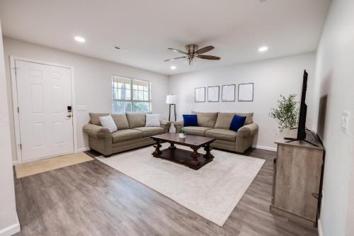 Posezení v ubytování Trailside Townhouse - Close to Downtown & Bike Trails