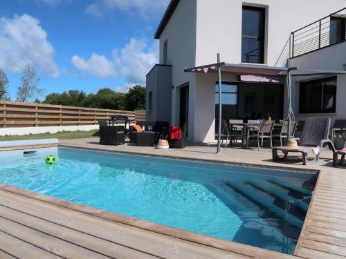ein Pool vor einem Haus in der Unterkunft Holiday Home Lagon bleu by Interhome in Tréffiagat