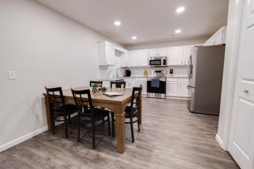 a kitchen with a table and chairs in a room at Trailside Townhouse - Close to Downtown & Bike Trails in Bentonville
