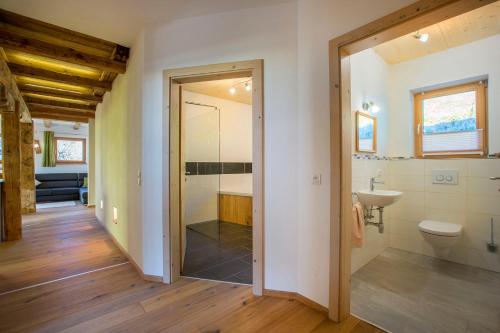 y baño con bañera, lavabo y aseo. en Haus Rendl 1, en Bramberg am Wildkogel