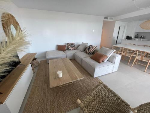 Mesas Homes luxury 4 bed apartment near the sea and port Estepona