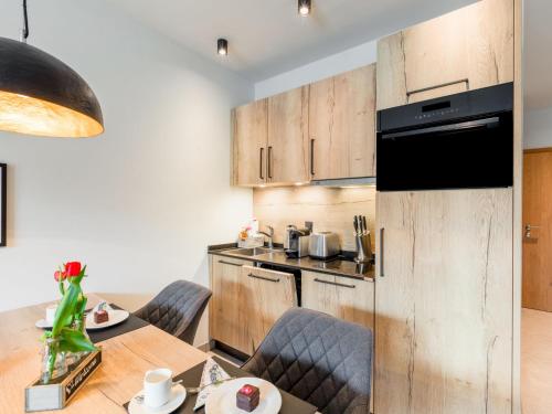 Virtuvė arba virtuvėlė apgyvendinimo įstaigoje Apartment Emma Deluxe Aparthotel-7 by Interhome