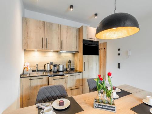 Virtuvė arba virtuvėlė apgyvendinimo įstaigoje Apartment Emma Deluxe Aparthotel-7 by Interhome