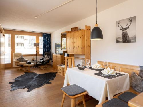 Posezení v ubytování Apartment Chesa Corvatsch 211 - Champfer by Interhome