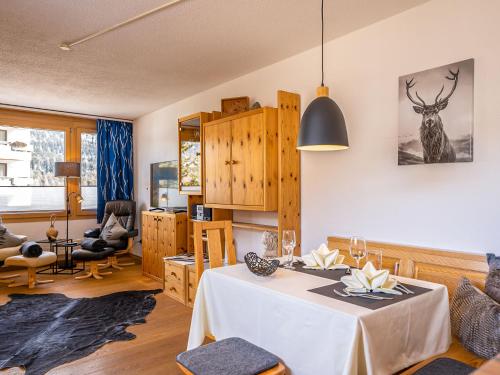 ein Wohnzimmer mit einem Tisch mit einem Hirsch an der Wand in der Unterkunft Apartment Chesa Corvatsch 211 - Champfer by Interhome in Champfer