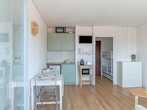 - une petite cuisine avec une table et un comptoir dans l'établissement Studio Jetée des Marins-5 by Interhome, à Arcachon