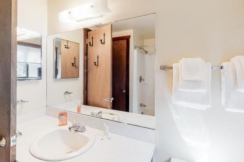 bagno bianco con lavandino e specchio di Sherwood Forest a Londonderry