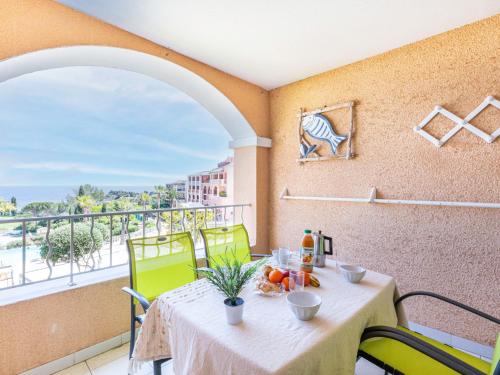 - une table sur un balcon avec vue sur l'océan dans l'établissement Apartment Le Village - E1 214 by Interhome, à Agay