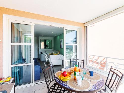 une table avec des fruits dessus sur un balcon dans l'établissement Studio L'Esquinade P1 101 by Interhome, à Agay