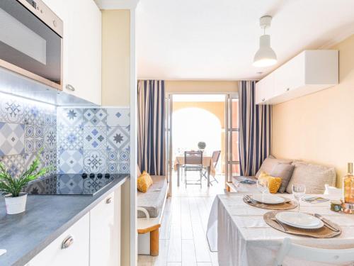 une cuisine et un salon avec une table et une salle à manger dans l'établissement Studio Le Hameau - L1 310 by Interhome, à Agay