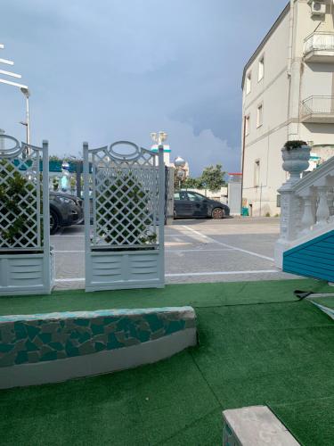 um portão num parque de estacionamento com relva verde em Residence R&B Tyrrhenum em Monte di Procida