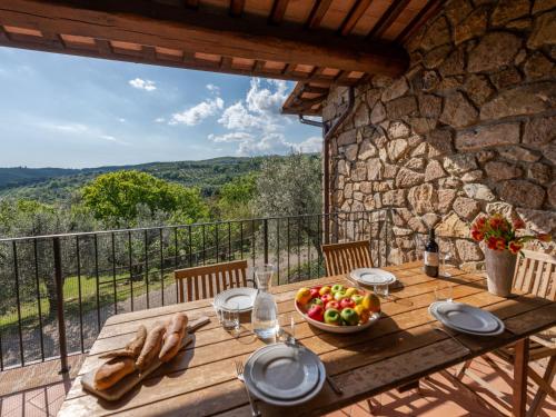 una mesa de madera con un bol de fruta en el balcón en Holiday Home Fonte al Tesoro by Interhome, en Roccatederighi