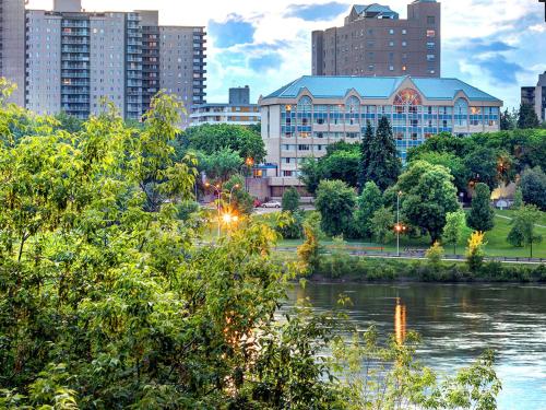 uma vista para uma cidade com um rio e edifícios em Park Town Hotel em Saskatoon