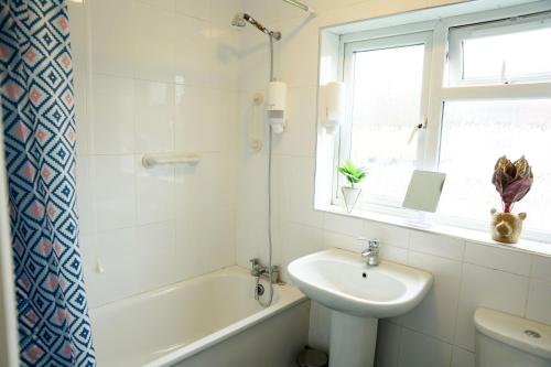 Bilik mandi di 10BH Dreams Unlimited- Budget Heathrow Long stay Apartment with FREE PARKING